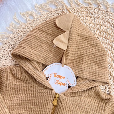 Conj. Jaqueta com Capuz de Dino e Calça em Malha Wafle - Caramelo